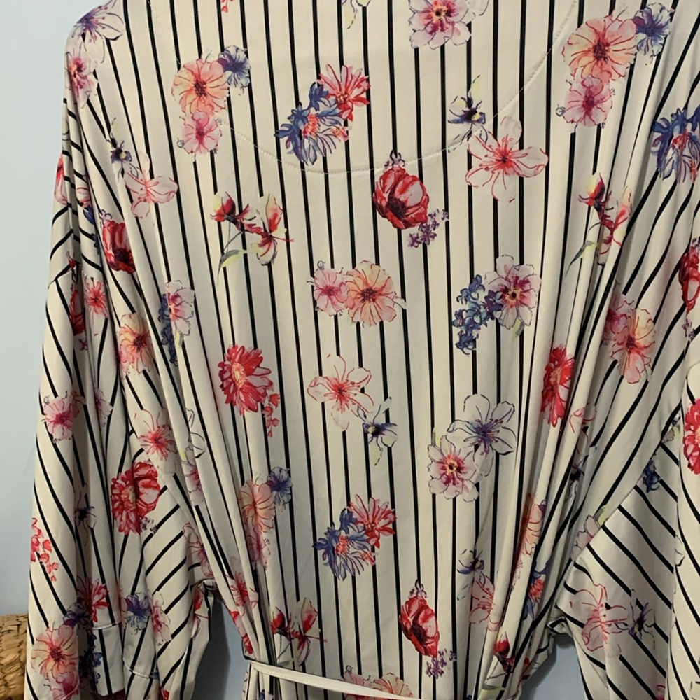 Beautiful floral duster PTP 24 inches - Picture 3 of 5